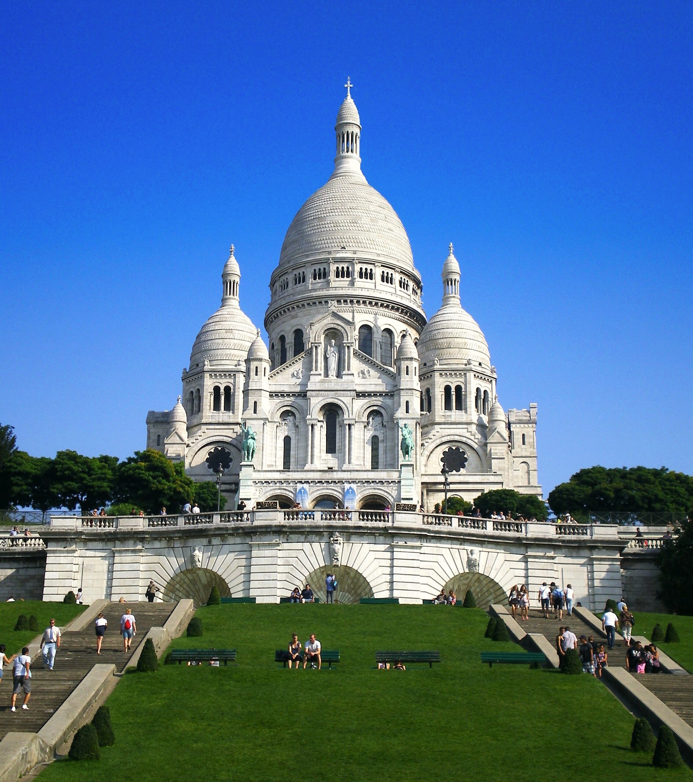 https://upload.wikimedia.org/wikipedia/commons/c/c5/Le_sacre_coeur.jpg