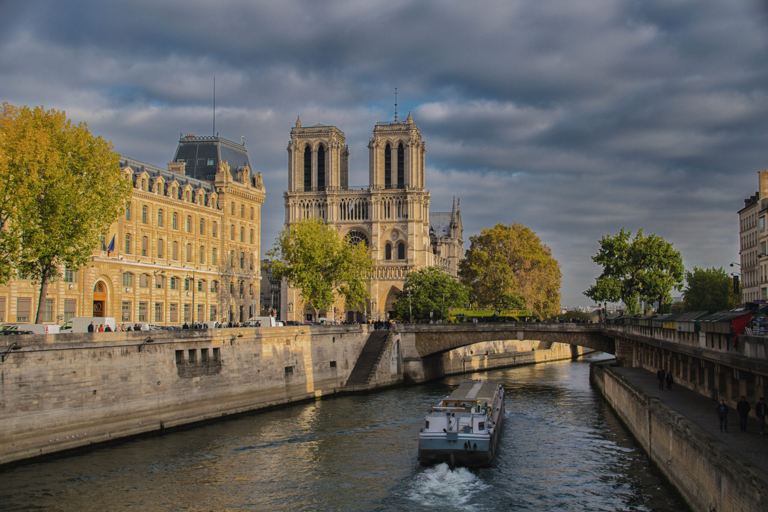 https://upload.wikimedia.org/wikipedia/commons/0/0b/West_facade_of_Notre-Dame_de_Paris_view_from_the_Seine_River_%2830104798873%29.jpg