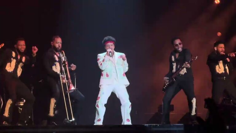 Bruno Mars “Locked Out Of Heaven” Live in Las Vegas – Night Two of The Romantic Tour