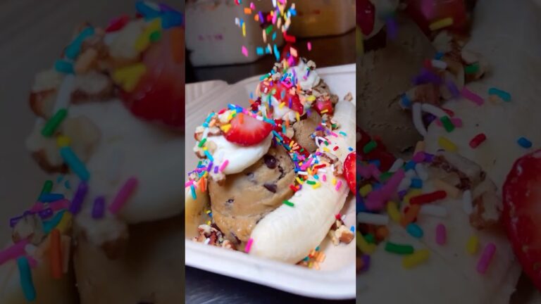 COOKIE DOUGH BANANA SPLIT AT CINNAHOLIC IN LAS VEGAS! #vegas #cookiedough #banana #dessert #lasvegas