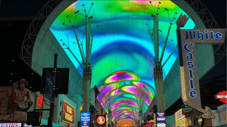 LAS VEGAS FREAKMONT STREET SCHMOOIN SATURDAY SLEEPING WITH SIRENS