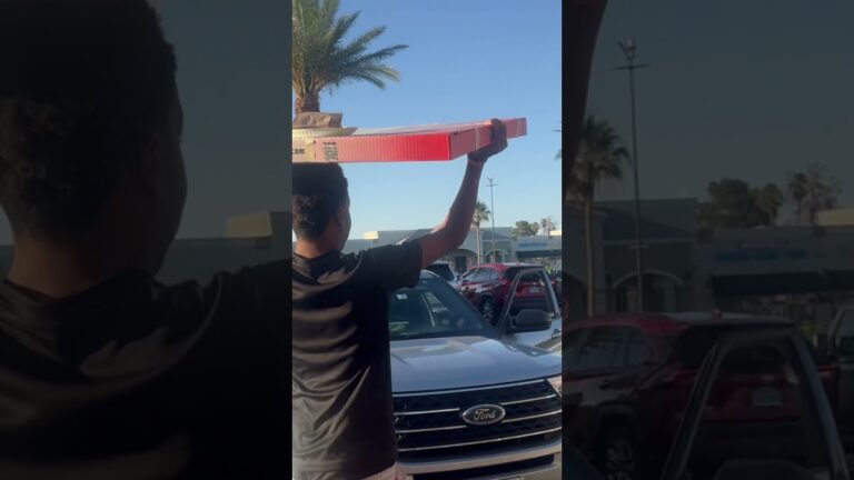 Getting the biggest pizza in Las Vegas, Nevada #Food #Shorts