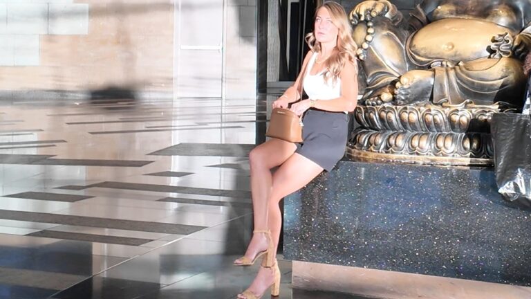 Walking the Las Vegas Strip Aria to Paris on 8/4 in 4k around 645pm – People watching, entertainers