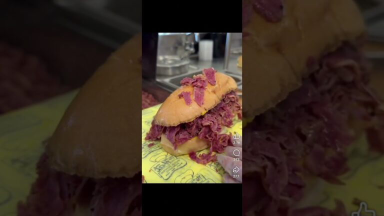 Las Vegas baby , Pastrami sandwiches at The Hat 😋