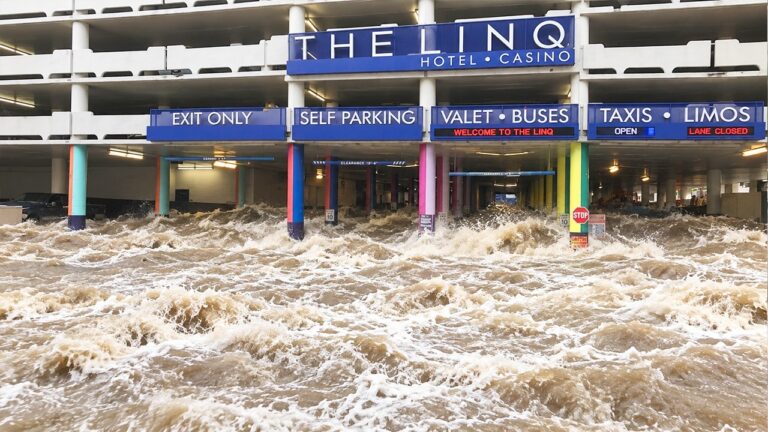 Las Vegas, USA in Flood Chaos! 🌊 Severe Flash Flooding Turns Streets Into Rivers, Shuts Down Roads