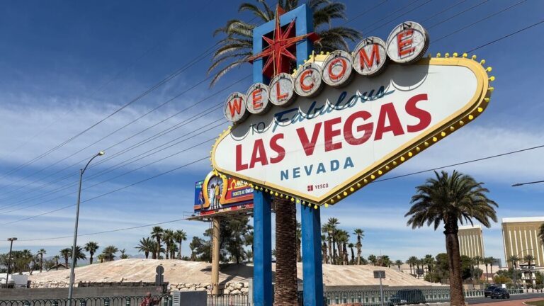Viewer complains about tipping practices at Las Vegas Welcome sign