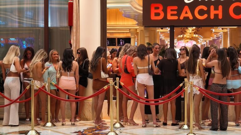 Walking the Las Vegas Strip Wynn to Encore on 10/16 in 4k around 1040am – People watching, dayclub!